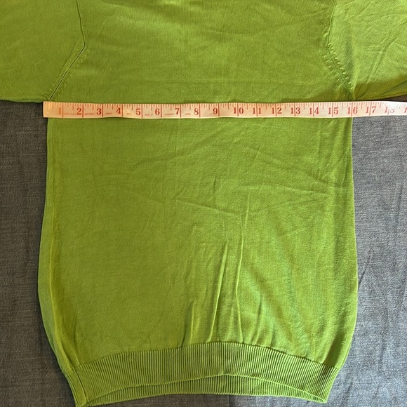 Joseph A, 100% silk, short sleeve sweater, size small, petite. (23-122) - Picture 2 of 6